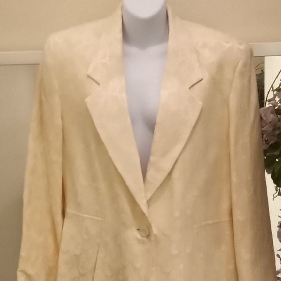 Tahari Jackets & Blazers - Tahari Cream Brocade Single Breasted Blazer